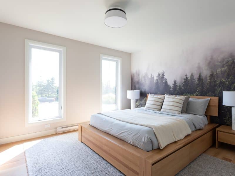 Une maison de plain-pied appelée Emile. Le premier étage est de style contemporain, vu de la chambre des maitres.
