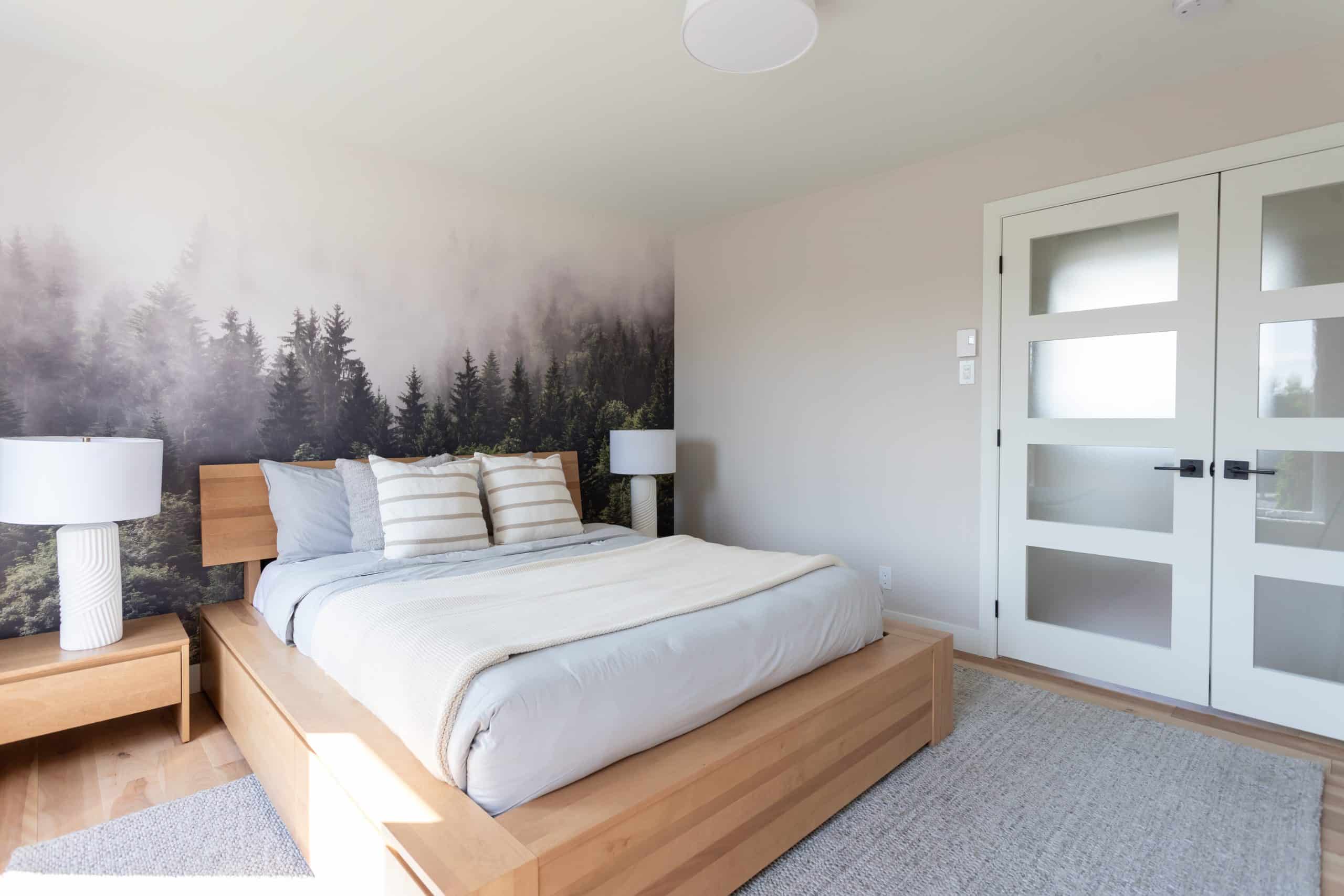 Une maison de plain-pied appelée Emile. Le premier étage est de style contemporain, vu de la chambre des maitres.