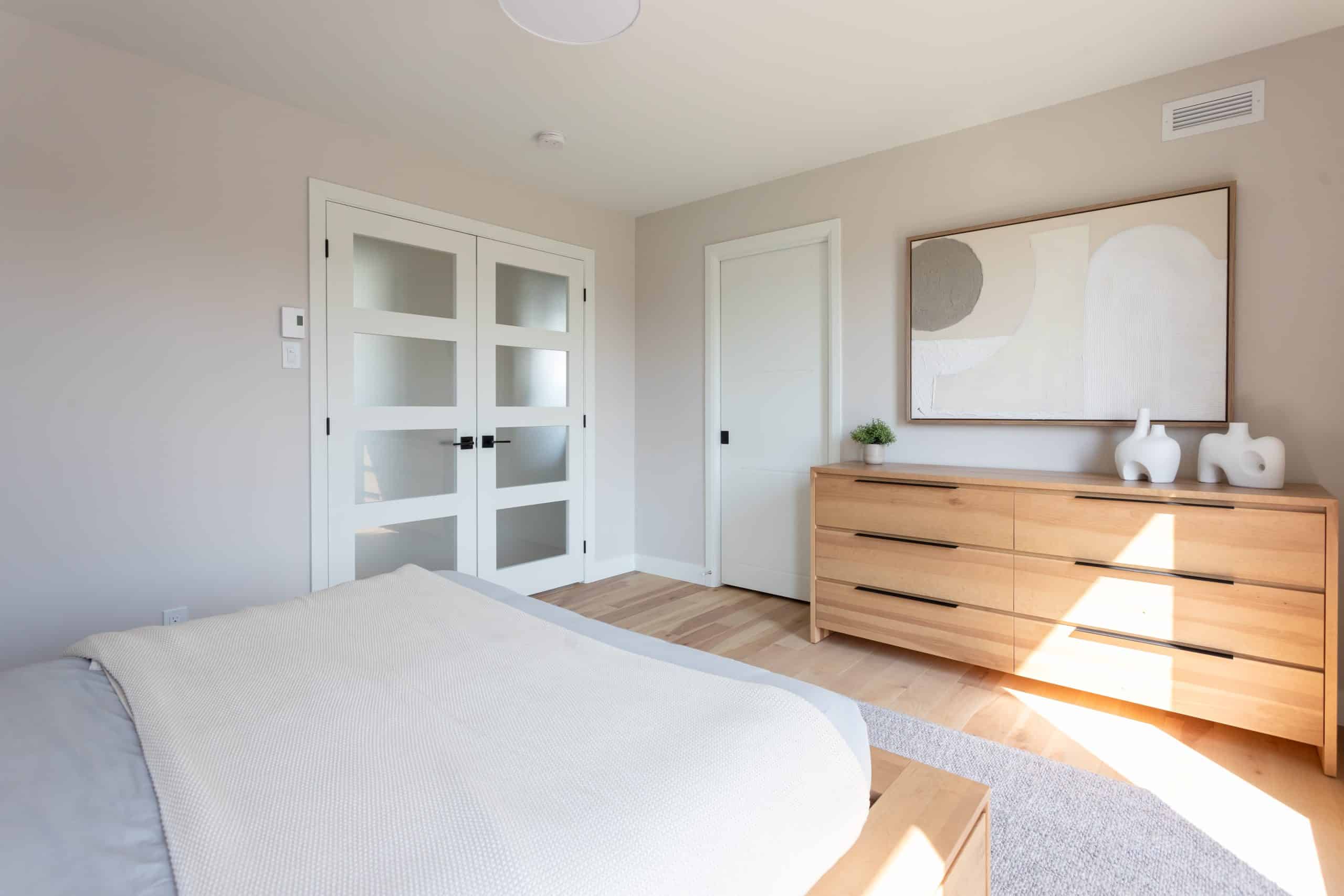 Une maison de plain-pied appelée Emile. Le premier étage est de style contemporain, vu de la chambre des maitres.