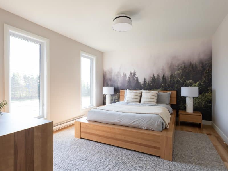 Une maison de plain-pied appelée Emile. Le premier étage est de style contemporain, vu de la chambre des maitres.