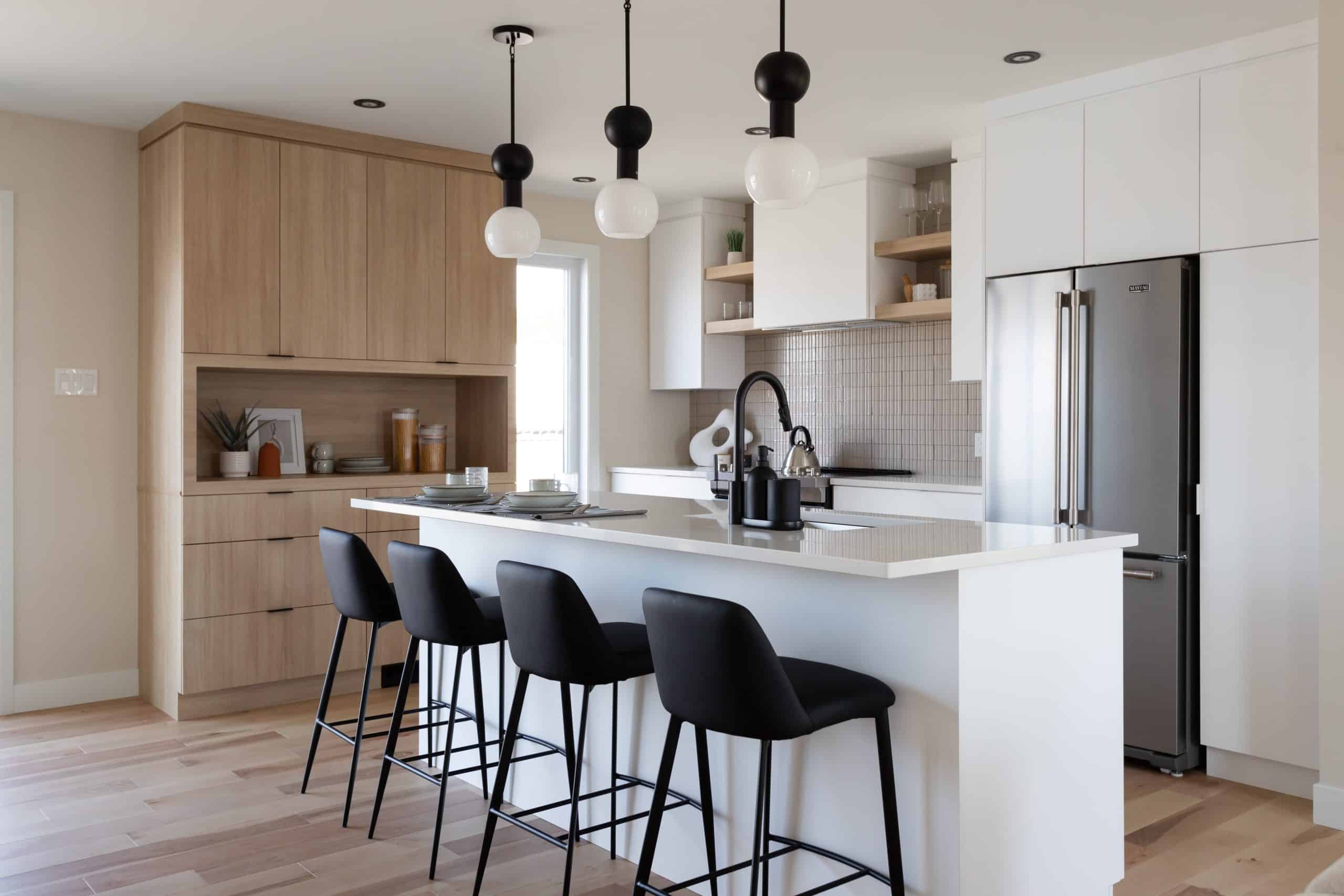 Une maison de plain-pied appelée Emile. Le premier étage est de style contemporain, vu de la cuisine.