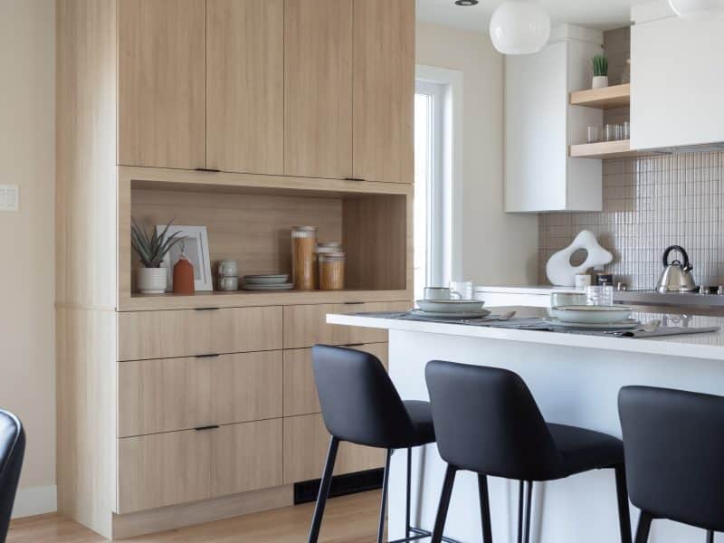 Une maison de plain-pied appelée Emile. Le premier étage est de style contemporain, vu de la cuisine.