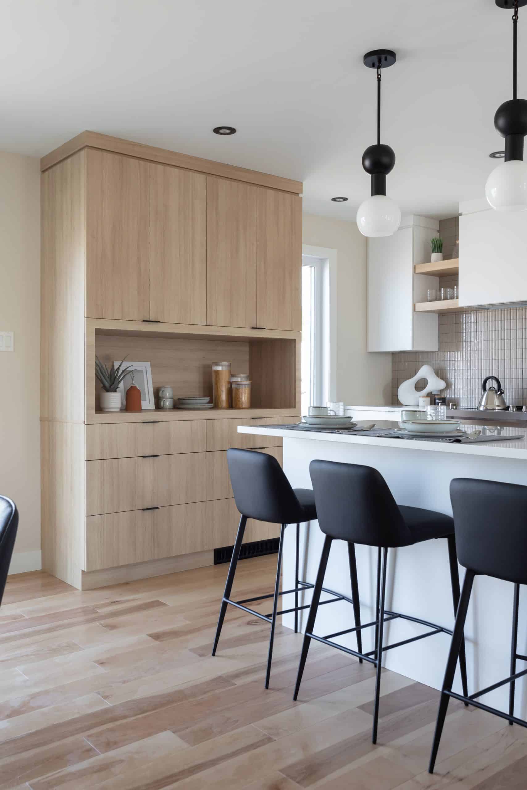 Une maison de plain-pied appelée Emile. Le premier étage est de style contemporain, vu de la cuisine.
