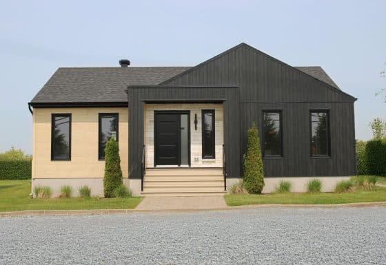 Une maison de plain-pied appelée Emile. Le premier étage est de style contemporain, vu de l'extérieur.
