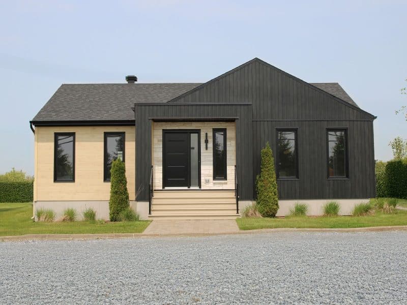Une maison de plain-pied appelée Emile. Le premier étage est de style contemporain, vu de l'extérieur.