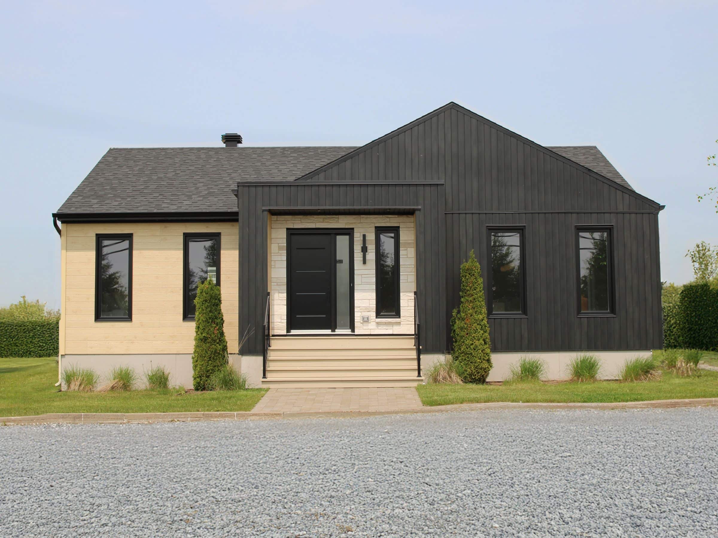 Une maison de plain-pied appelée Emile. Le premier étage est de style contemporain, vu de l'extérieur.