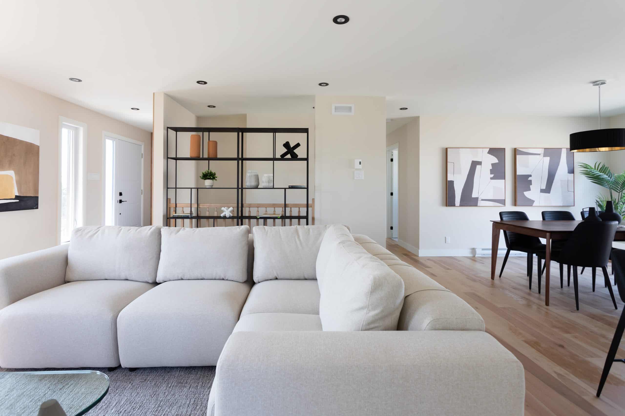 Une maison de plain-pied appelée Emile. Le premier étage est de style contemporain, vu du salon.