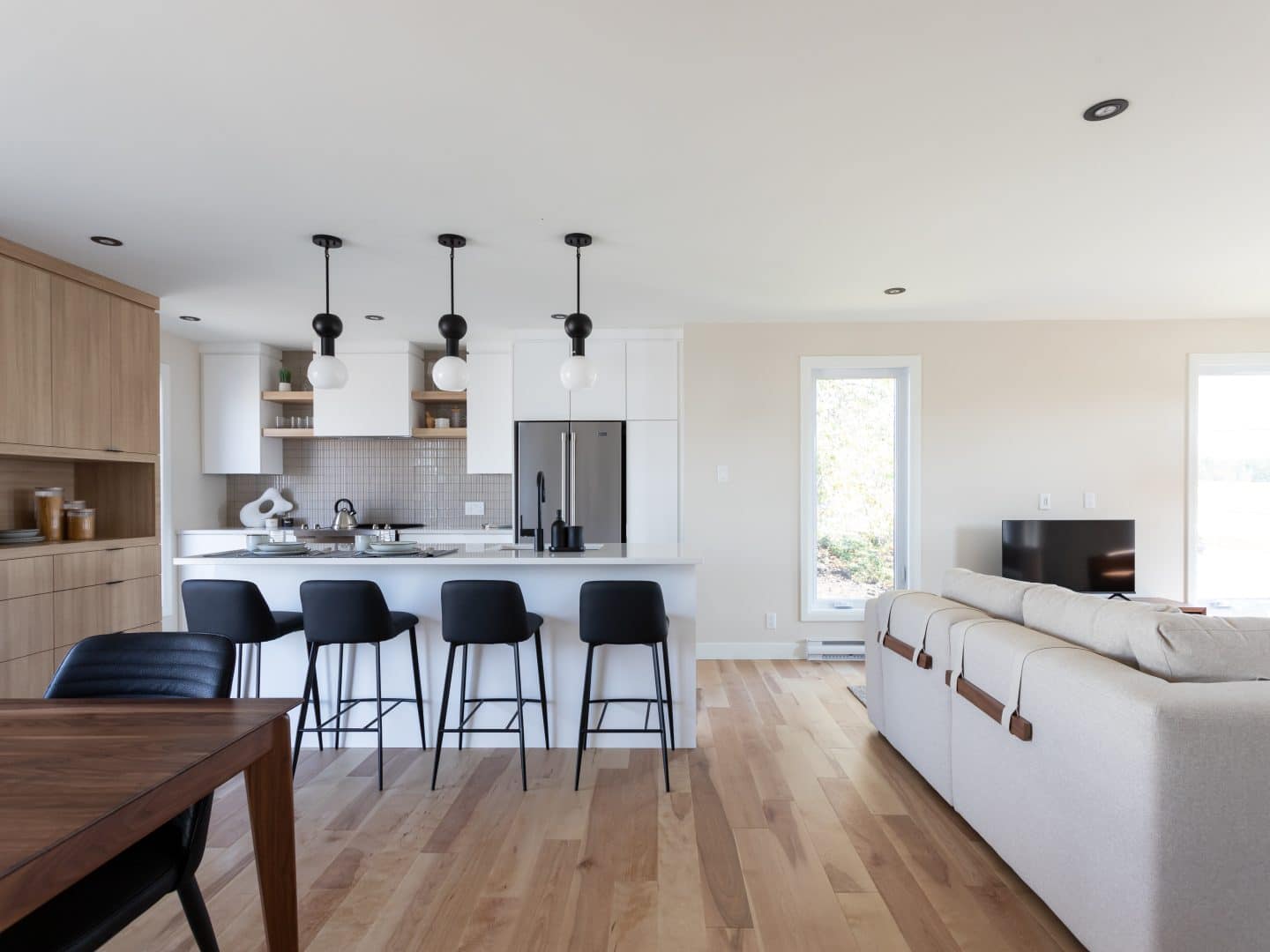 Une maison de plain-pied appelée Emile. Le premier étage est de style contemporain, vu de la cuisine.