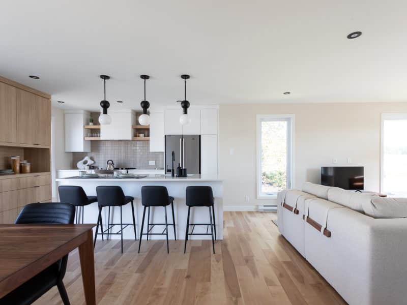 Une maison de plain-pied appelée Emile. Le premier étage est de style contemporain, vu de la cuisine.