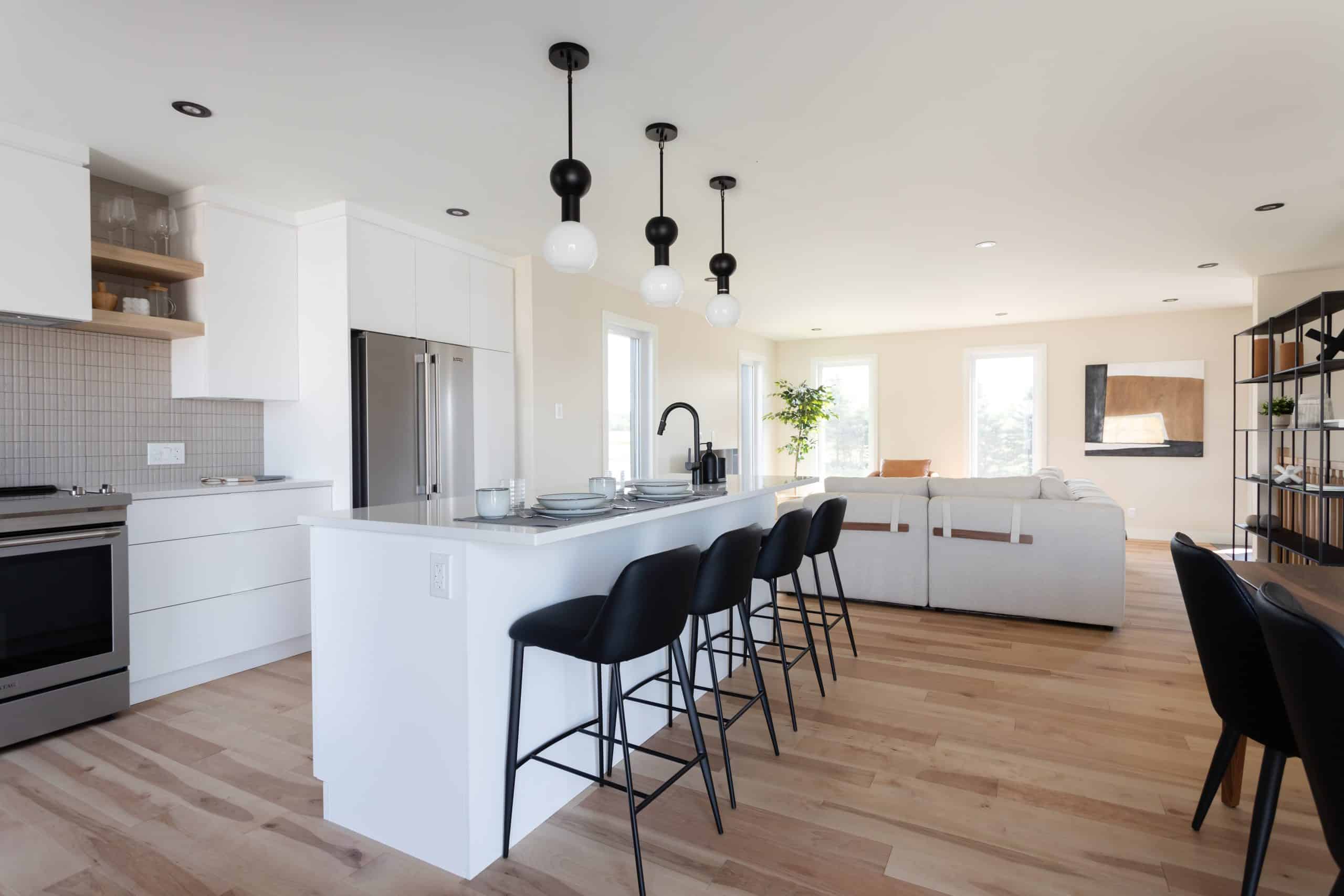 Une maison de plain-pied appelée Emile. Le premier étage est de style contemporain, vu du séjour.