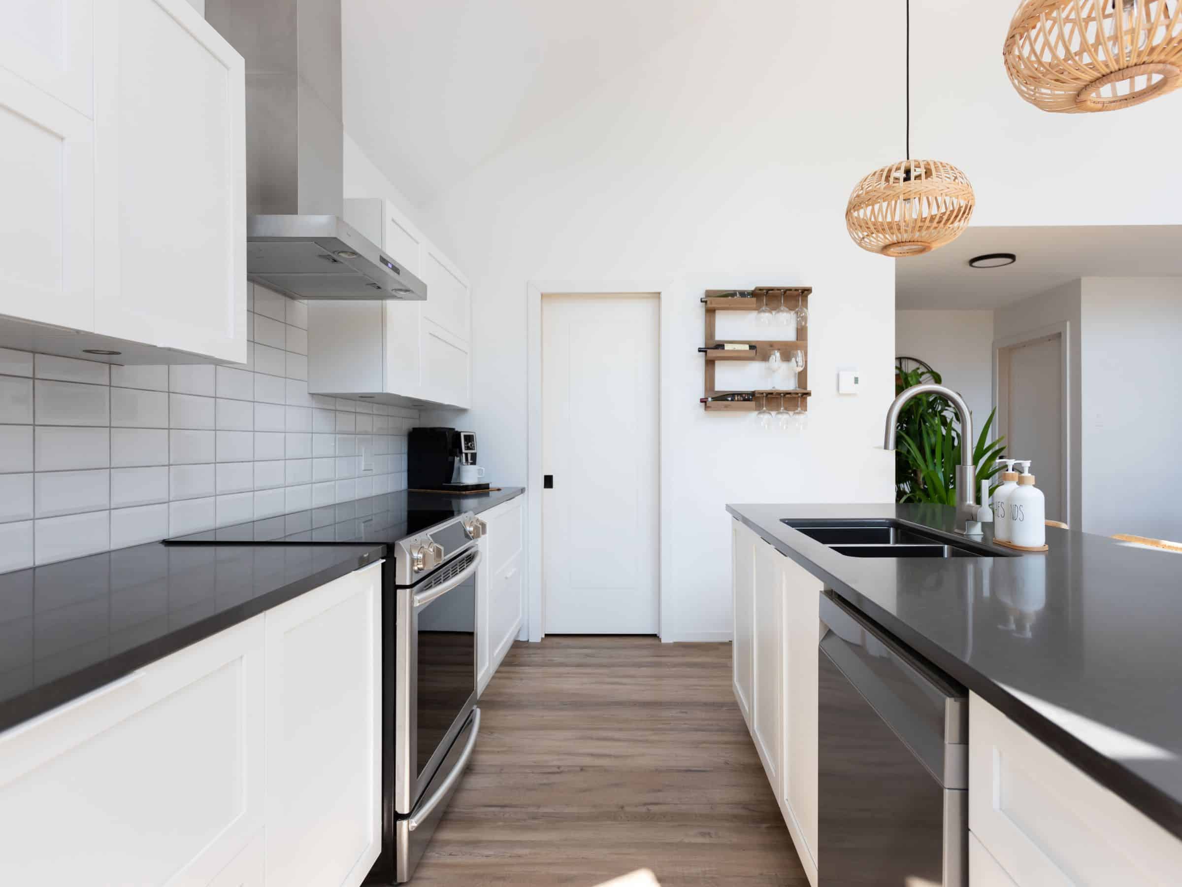 Une réalisation d'un chalet appelée Faucon. Le premier étage est de style classique, vu de la cuisine.