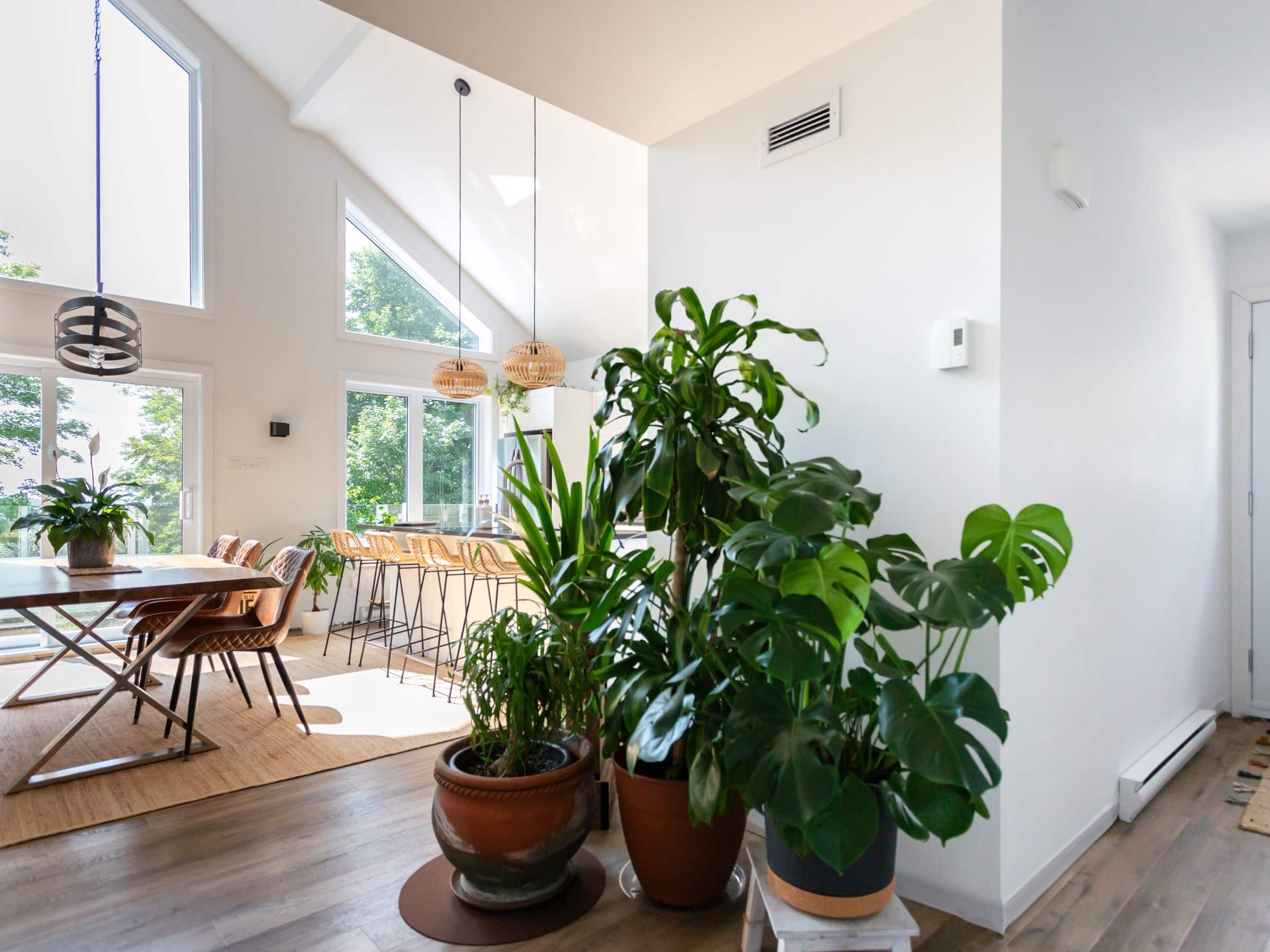 Une réalisation d'un chalet appelée Faucon. Le premier étage est de style classique, vu de la salle à manger.