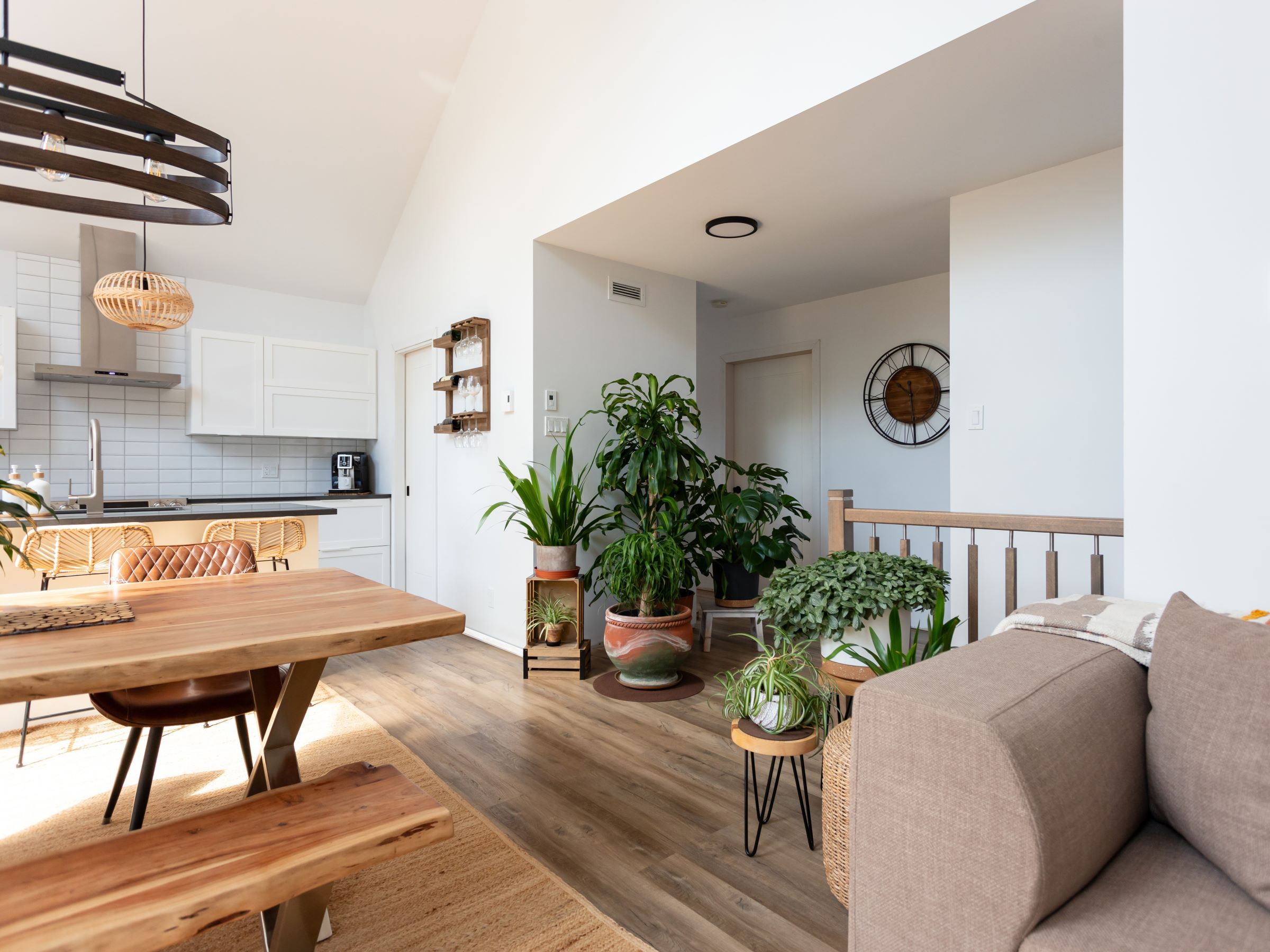 Une réalisation d'un chalet appelée Faucon. Le premier étage est de style classique, vu de la salle à manger.