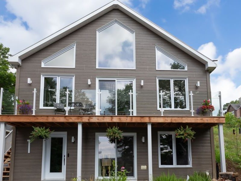 Une réalisation d'un chalet appelée Faucon. Le premier étage est de style classique, vu de l'extérieur.
