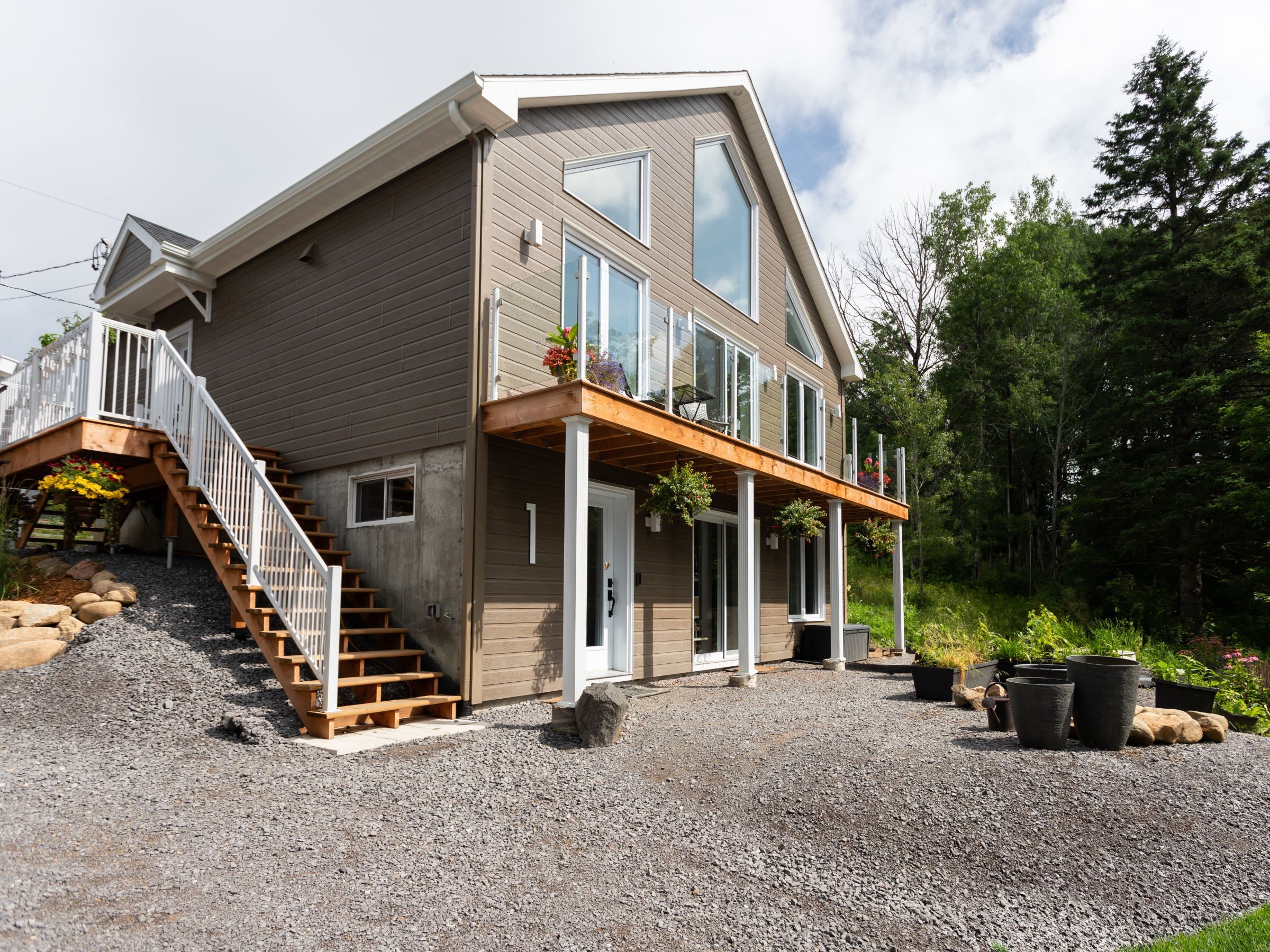 Une réalisation d'un chalet appelée Faucon. Le premier étage est de style classique, vu de l'extérieur.