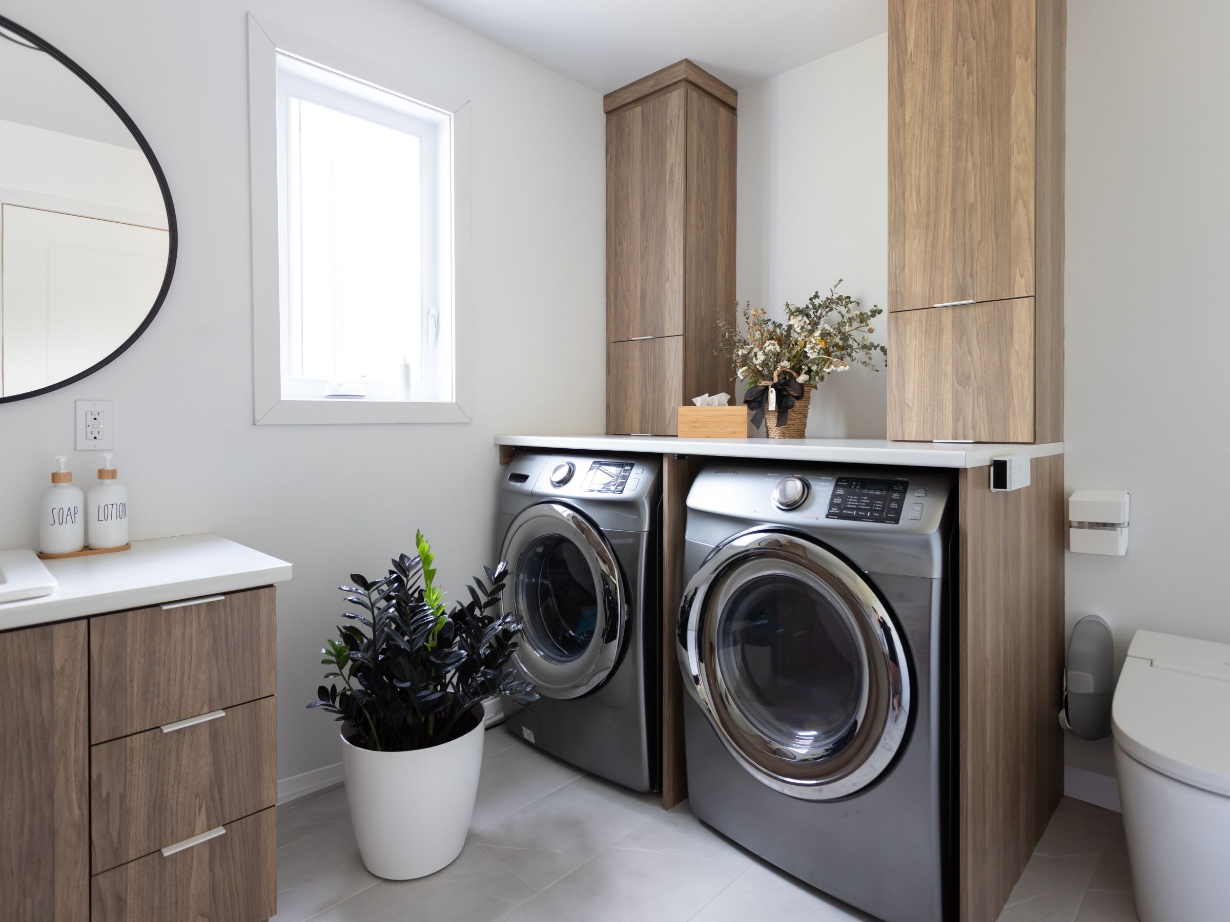 Une réalisation d'un chalet appelée Faucon. Le premier étage est de style classique, vu de la salle de bain.