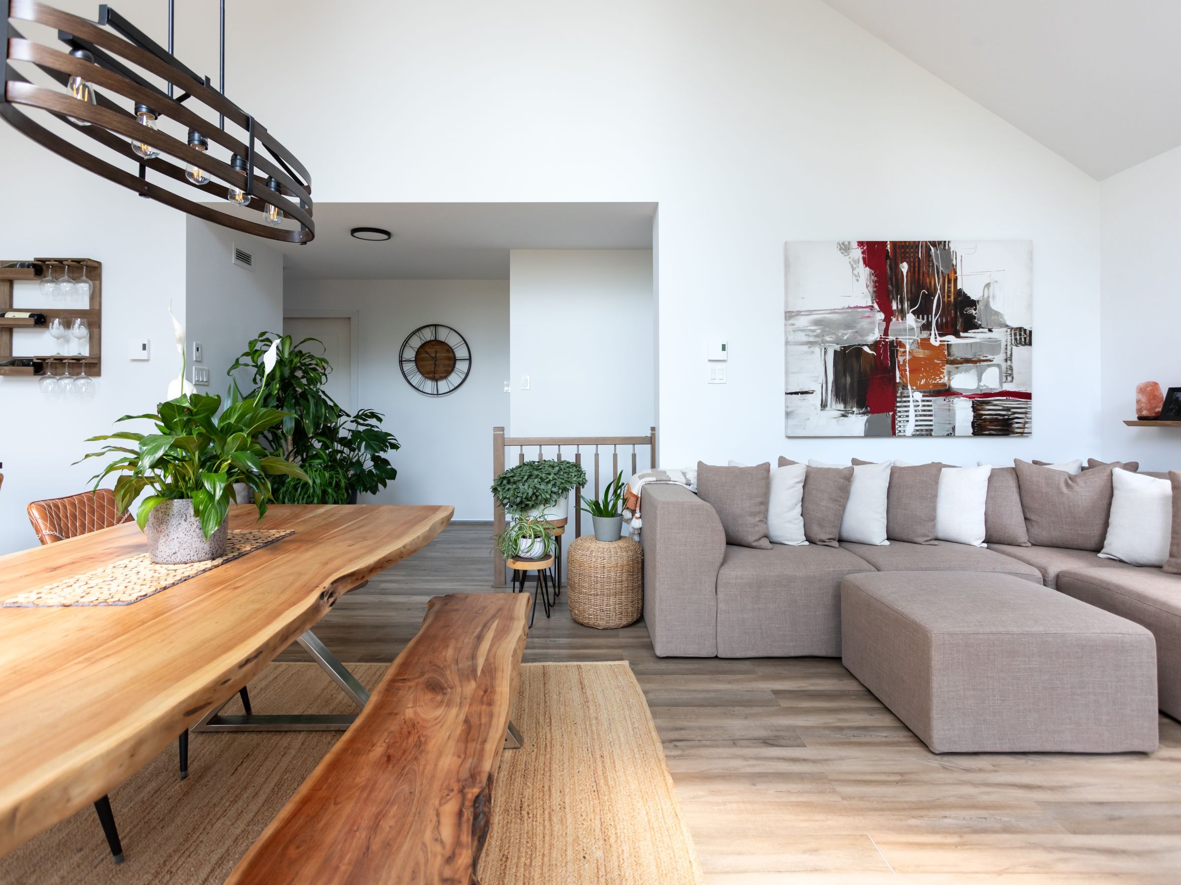 Une réalisation d'un chalet appelée Faucon. Le premier étage est de style classique, vu de la salon.