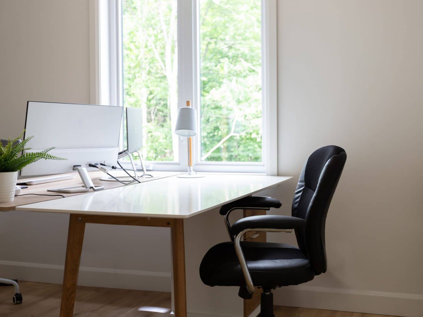 A realization of a house called Lata. The second floor is contemporary in style, as seen from the office.