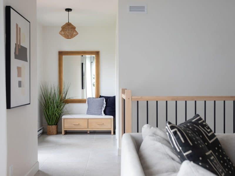 A realization of a house called Lata. The second floor is contemporary in style, as seen from the entrance.