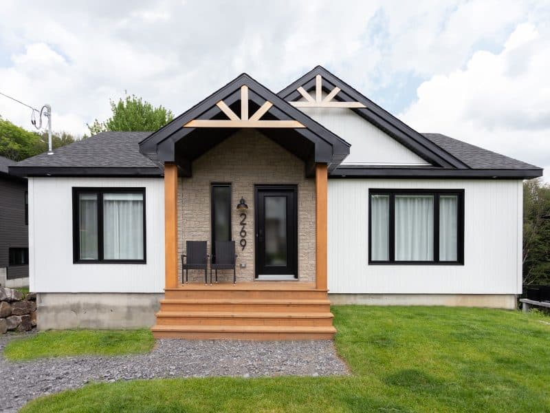 A realization of a house called Lata. The second floor is contemporary in style, seen from the outside.
