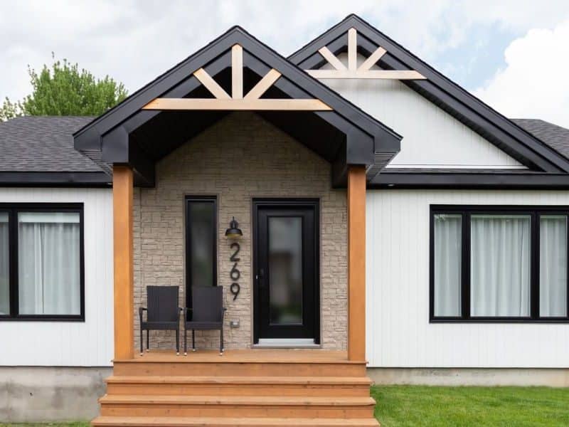 Une réalisation d'une maison appelée Lata. Le premier étage est de style contemporain, vu de l'extérieur.