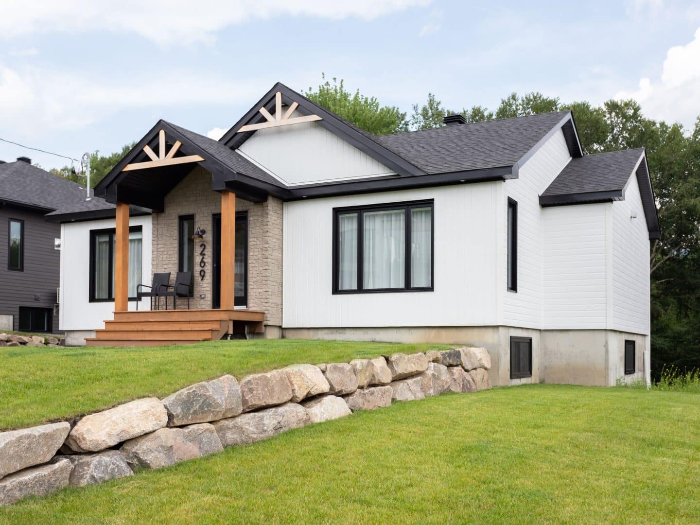 A realization of a house called Lata. The second floor is contemporary in style, seen from the outside.