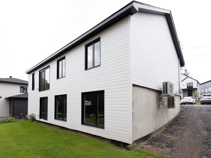 A realization of a house called Lata. The second floor is contemporary in style, seen from the outside.