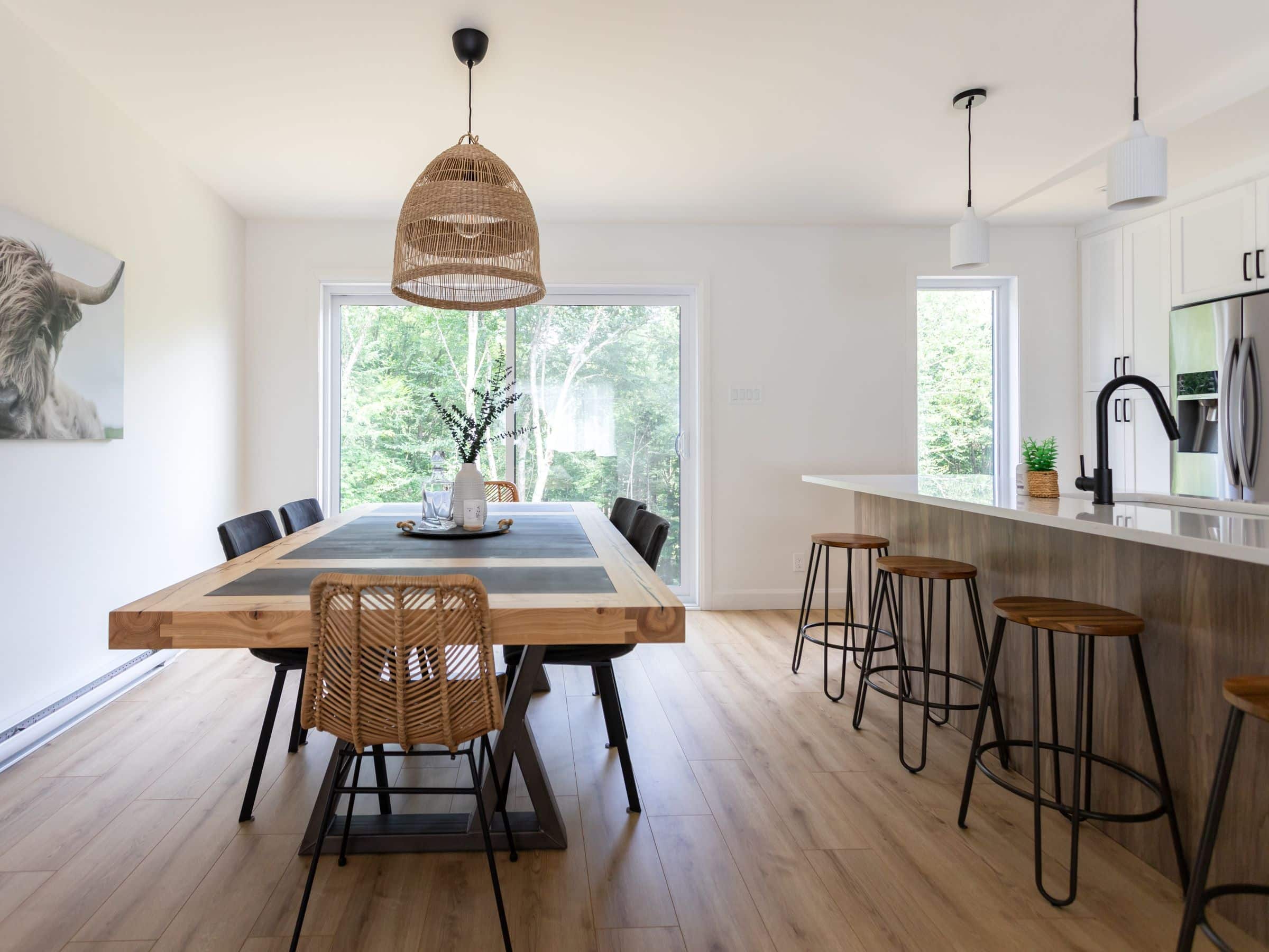 Une réalisation d'une maison appelée Lata. Le premier étage est de style contemporain, vu de la cuisine.