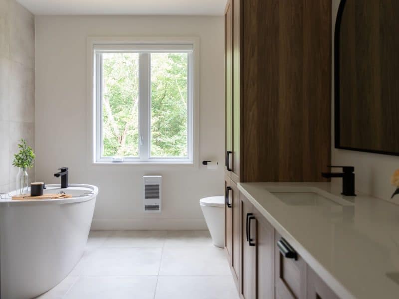 A realization of a house called Lata. The second floor is contemporary in style, as seen from the bathroom.