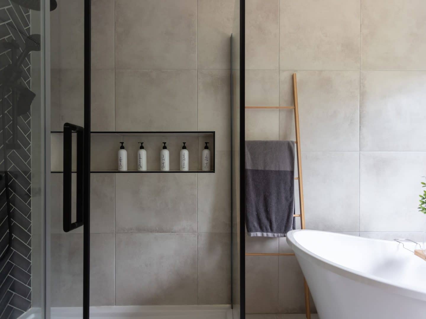 A realization of a house called Lata. The second floor is contemporary in style, as seen from the bathroom.