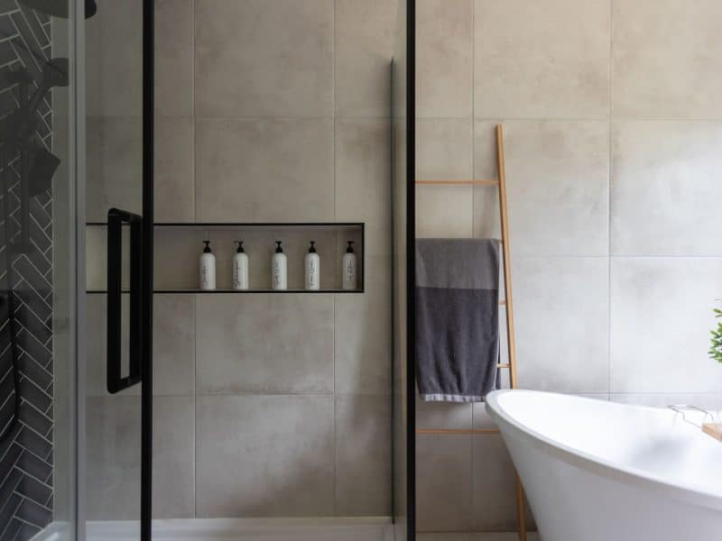 A realization of a house called Lata. The second floor is contemporary in style, as seen from the bathroom.