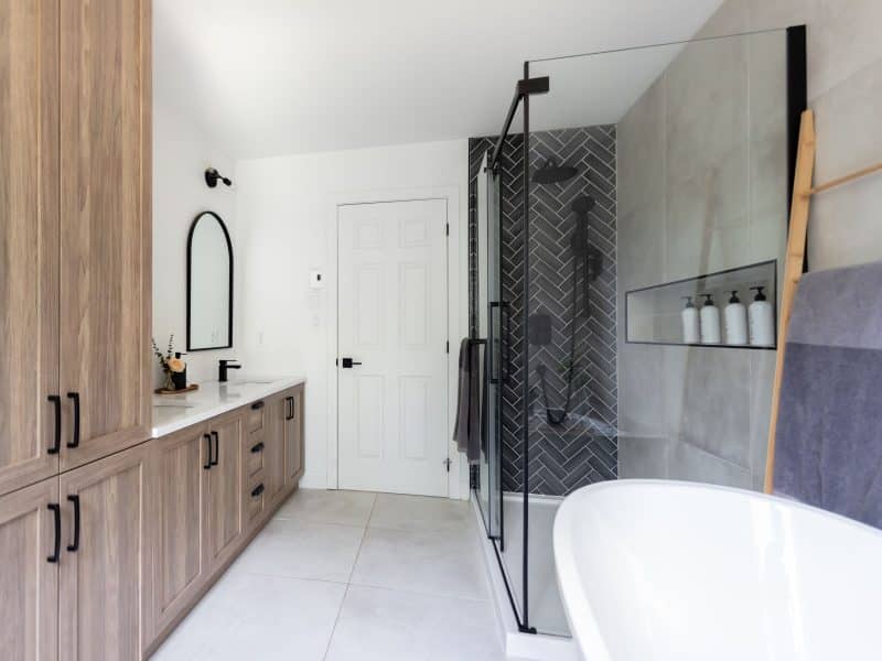 A realization of a house called Lata. The second floor is contemporary in style, as seen from the bathroom.