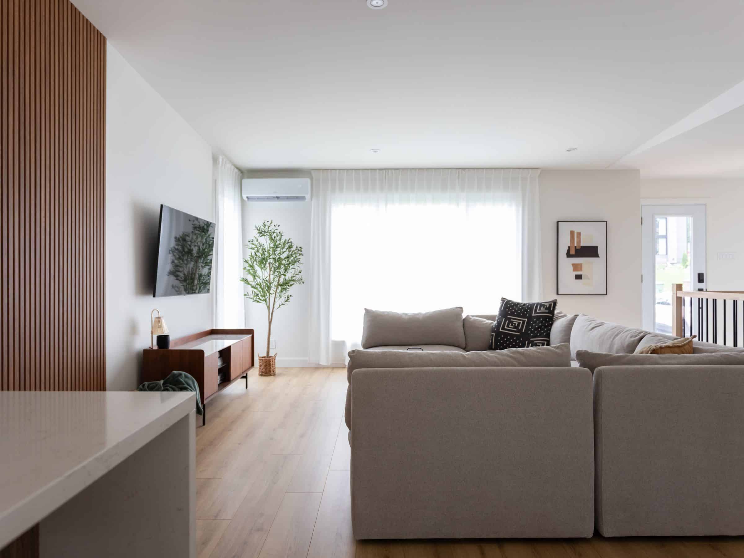 Une réalisation d'une maison appelée Lata. Le premier étage est de style contemporain, vu du séjour.
