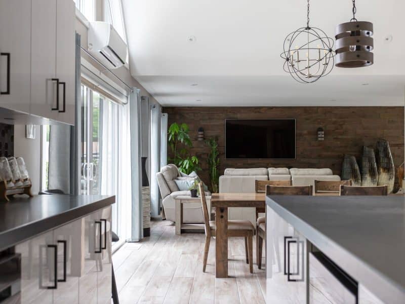 Une réalisation d'une maison appelée Splendide. Le premier étage est de style traditionnel, vu du séjour.