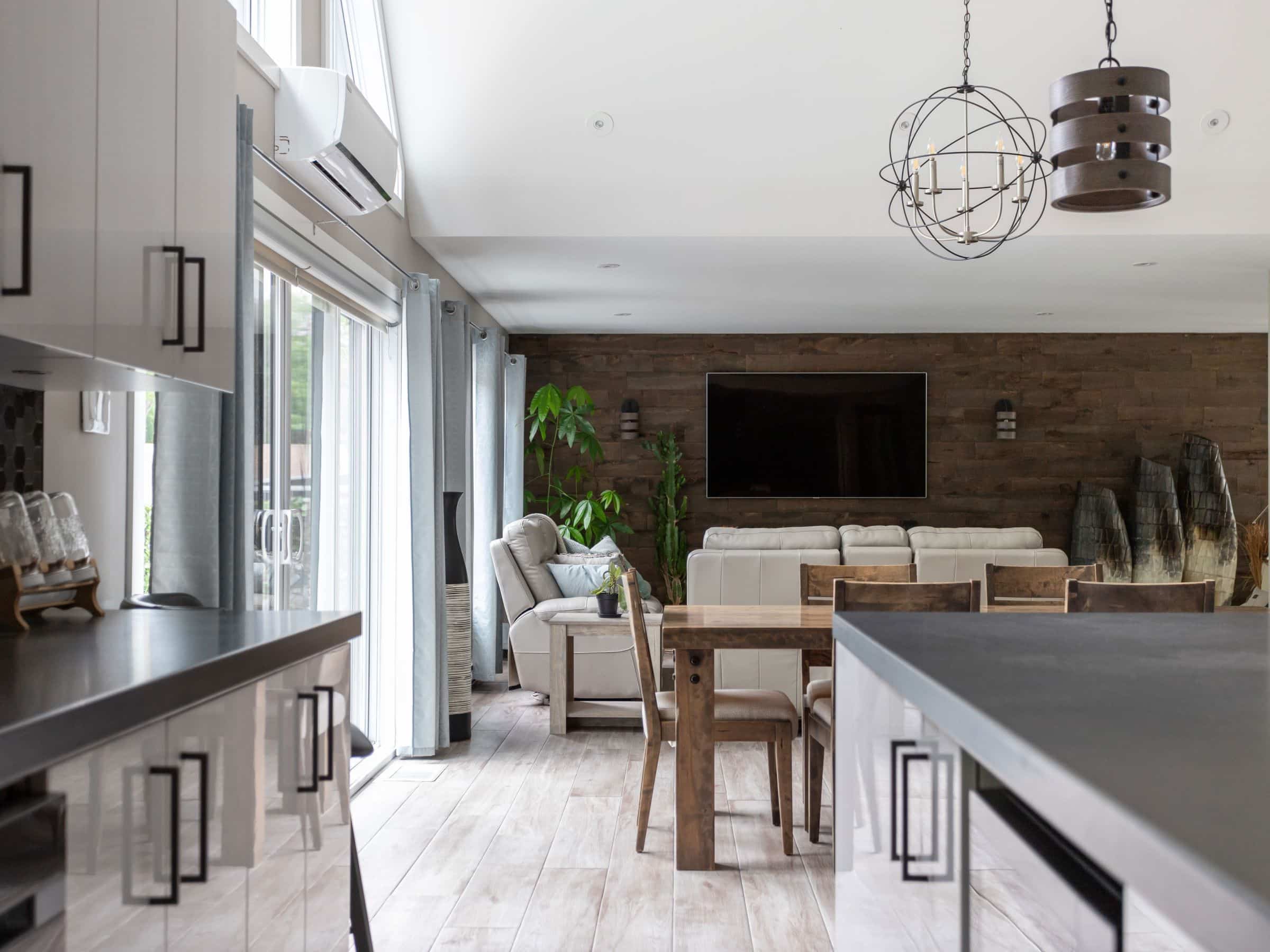Une réalisation d'une maison appelée Splendide. Le premier étage est de style traditionnel, vu du séjour.