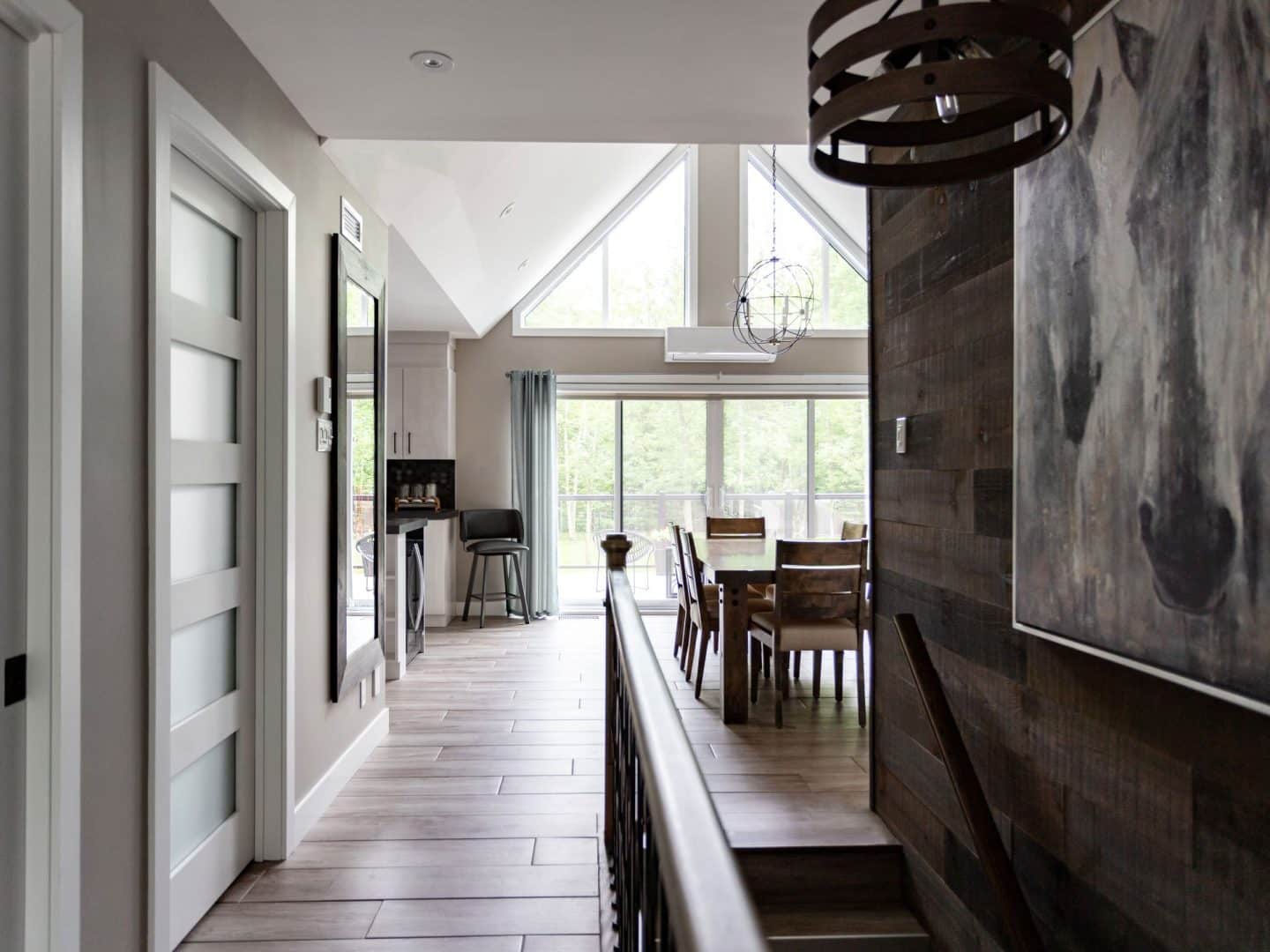 Une réalisation d'une maison appelée Splendide. Le premier étage est de style traditionnel, vu de l'entrée.