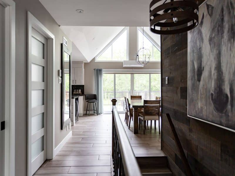 Une réalisation d'une maison appelée Splendide. Le premier étage est de style traditionnel, vu de l'entrée.