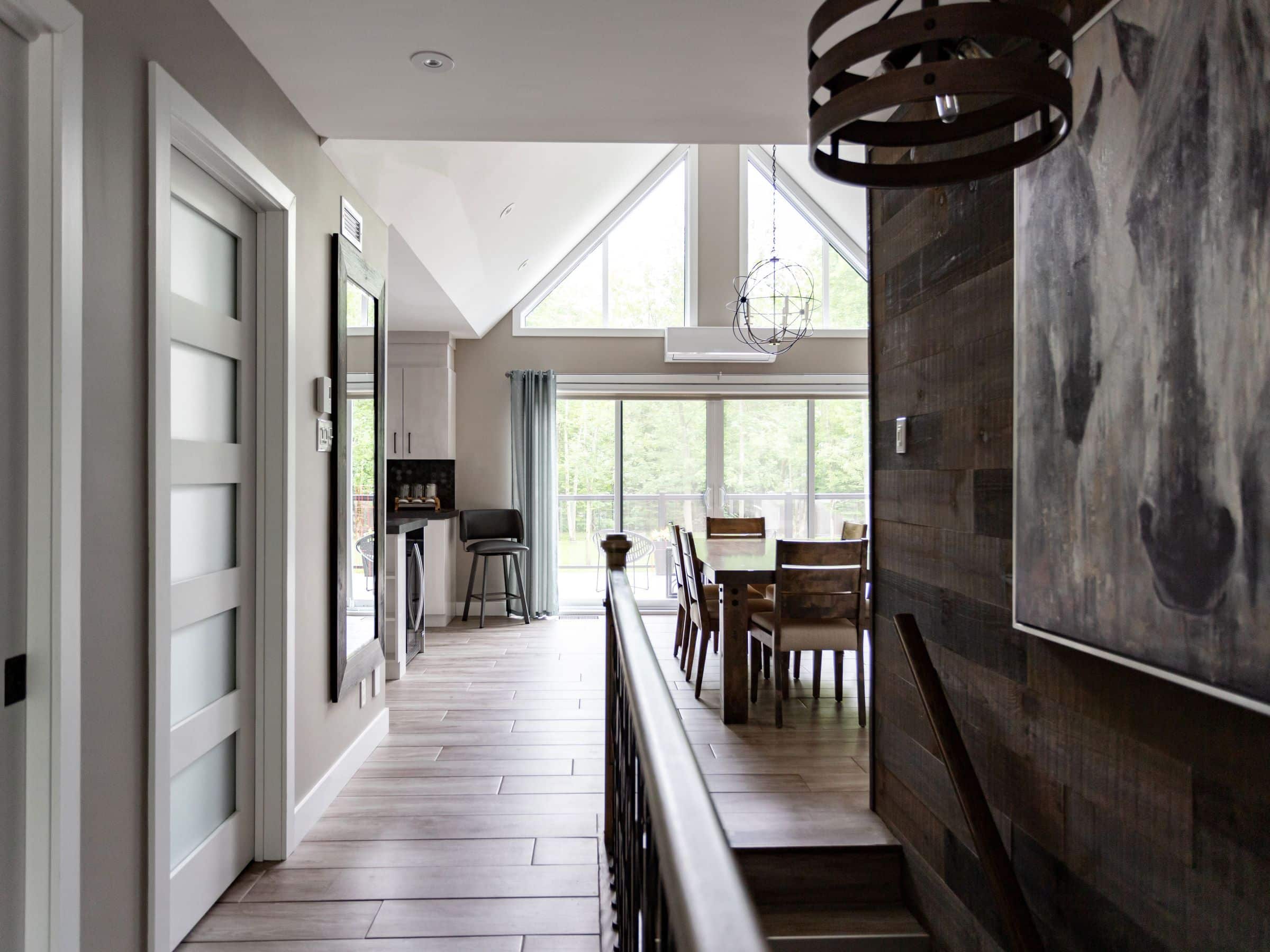 Une réalisation d'une maison appelée Splendide. Le premier étage est de style traditionnel, vu de l'entrée.