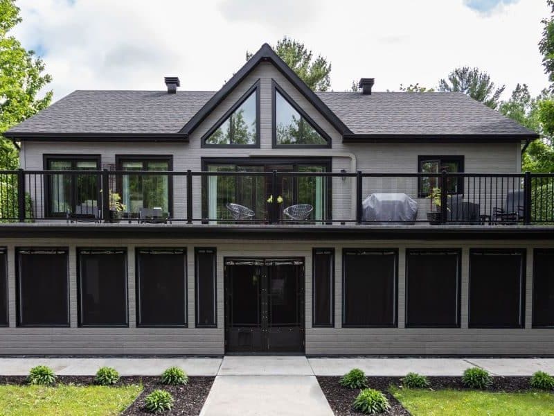 Une réalisation d'une maison appelée Splendide. Le premier étage est de style traditionnel, vu de l'extérieur.