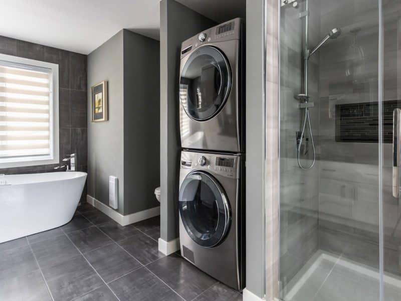 Une réalisation d'une maison appelée Splendide. Le premier étage est de style traditionnel, vu de la salle de bain.