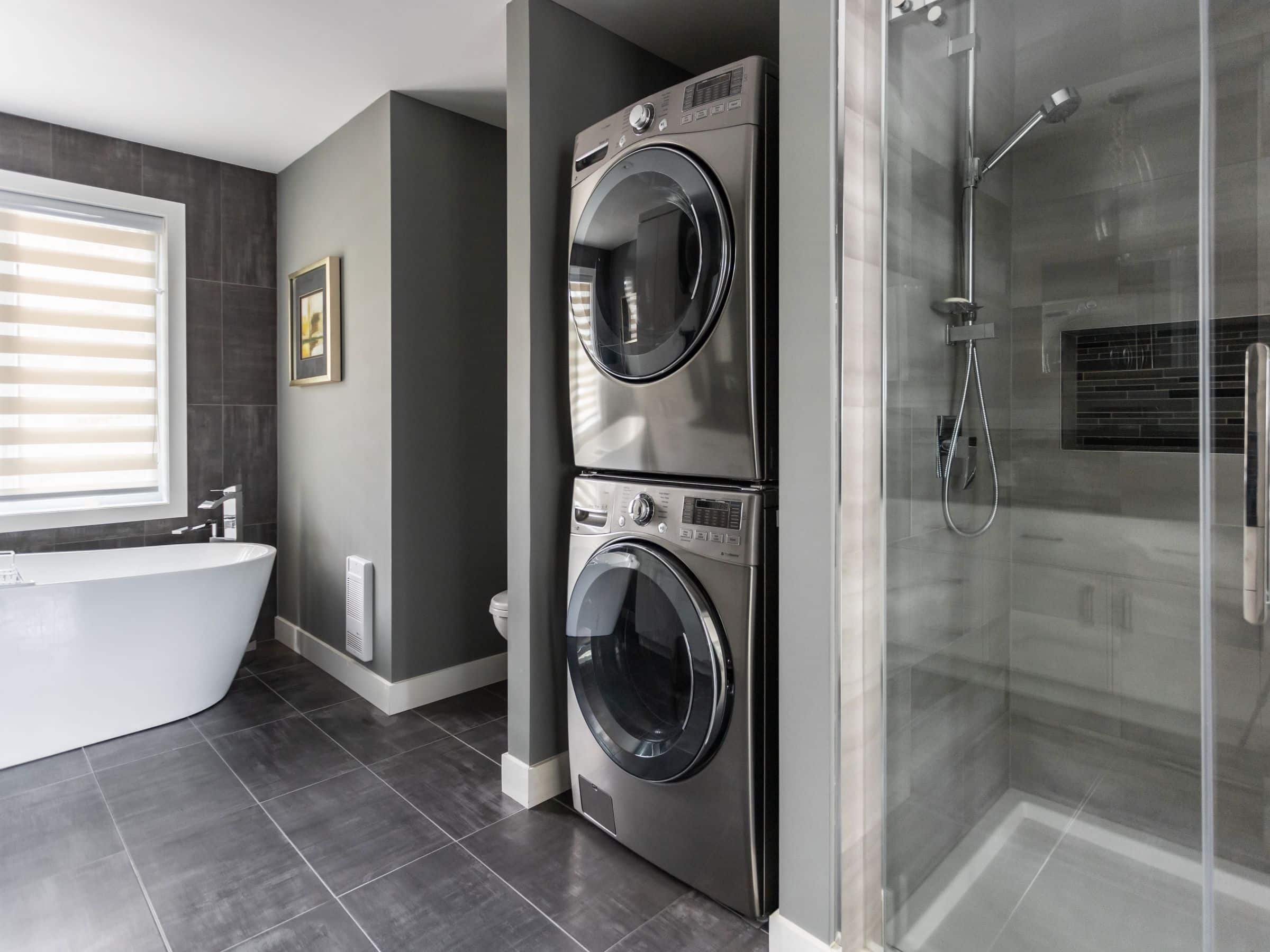 Une réalisation d'une maison appelée Splendide. Le premier étage est de style traditionnel, vu de la salle de bain.