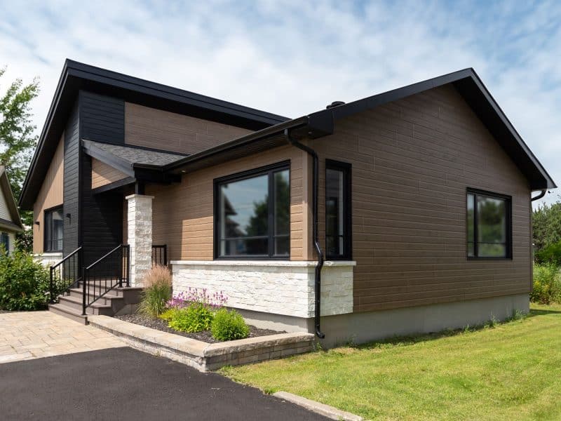 Tryka single-storey prefabricated house in contemporary style. Exterior side view.