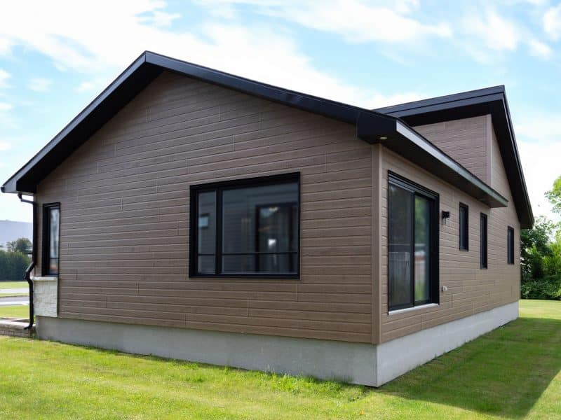 Tryka single-storey prefabricated house in contemporary style. Exterior side view.