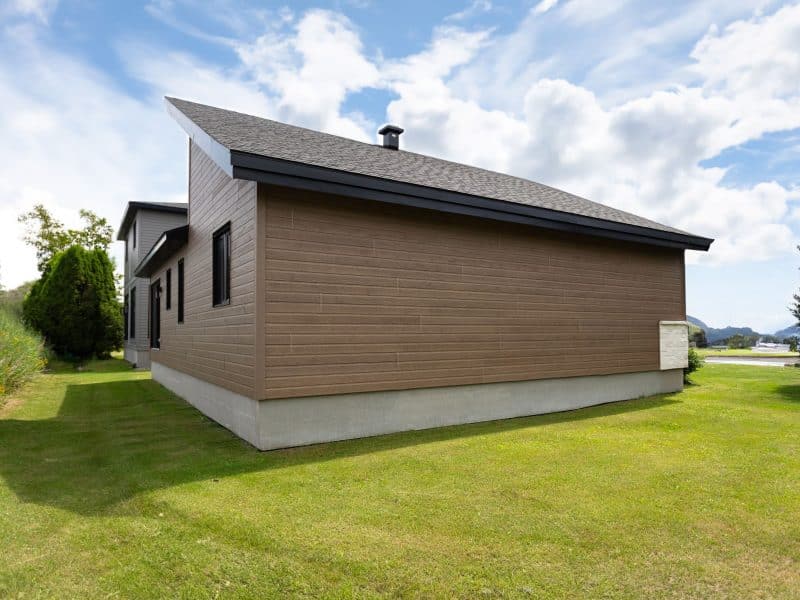 Tryka single-storey prefabricated house in contemporary style. Exterior side view.