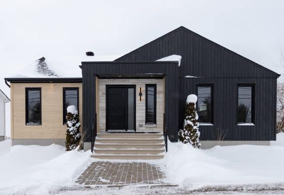 Une maison de plain-pied appelée Emile. Le premier étage est de style contemporain, vu de l'extérieur.