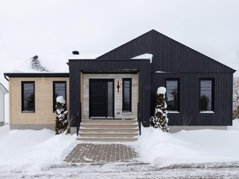 Une maison de plain-pied appelée Emile. Le premier étage est de style contemporain, vu de l'extérieur.