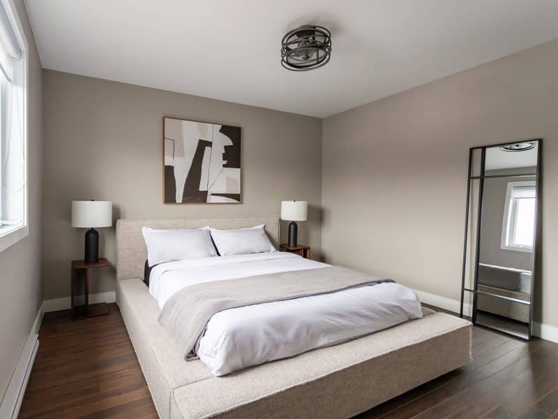 Magnifika two-storey prefabricated house in contemporary style. View of the secondary bedroom.