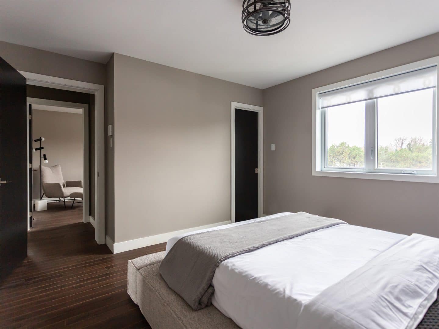 Magnifika two-storey prefabricated house in contemporary style. View of the secondary bedroom.