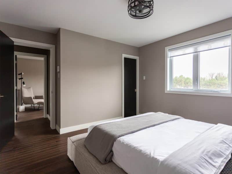Magnifika two-storey prefabricated house in contemporary style. View of the secondary bedroom.