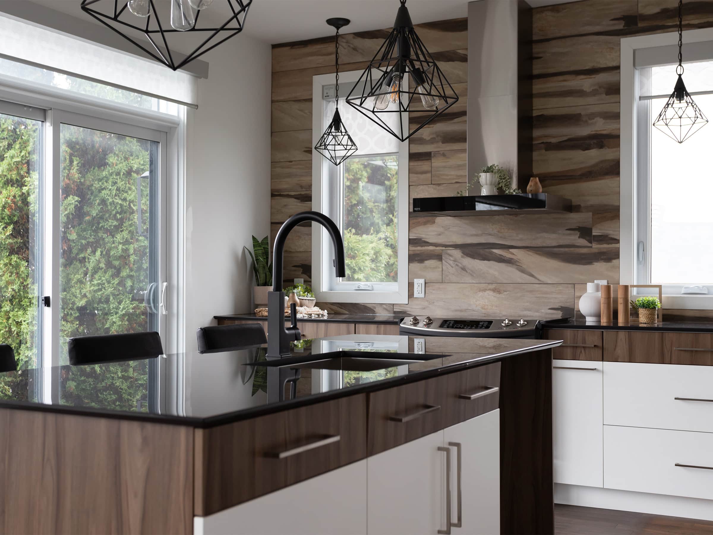 Maison à deux étages préfabriquée de réalisation du modèle Magnifika de style contemporain. Vue de la cuisine .
